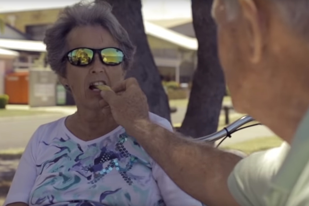 Su esposa sufre Alzheimer, él la cuida con amor y construye una bici para pasear juntos