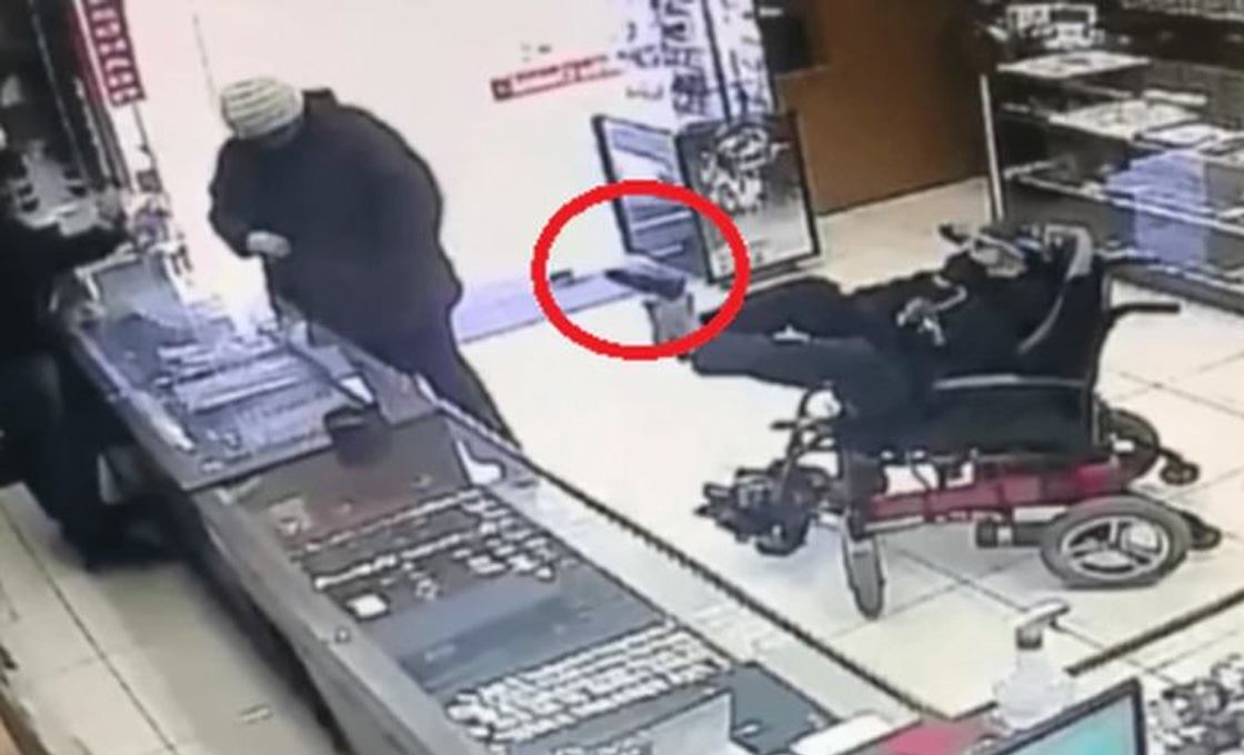 Ladrón sin brazos asaltó una joyería con el arma en los pies en Brasil