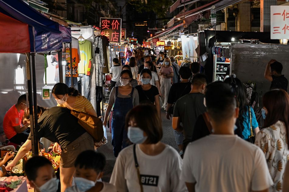 Multitud de personas en macrofiesta en Wuhan 